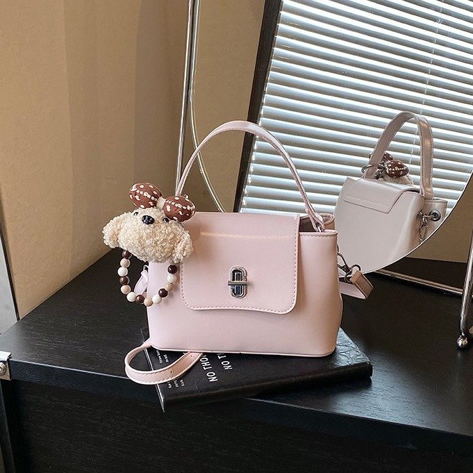 Sweet Preppy Single Shoulder Bag with Lock Closure – Summer 2026